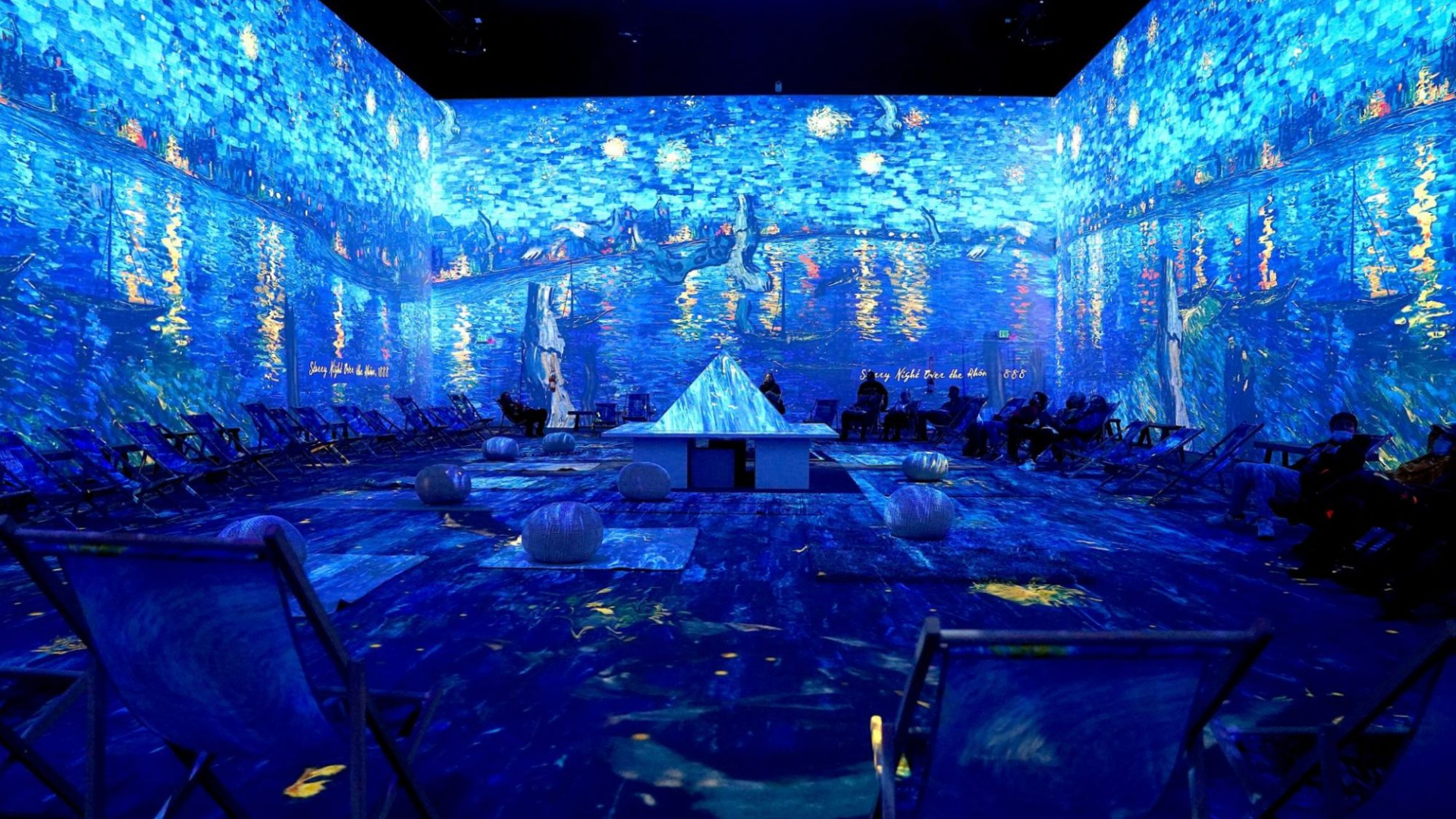 Những mảng màu hòa quyện, bao trùm lên không gian 